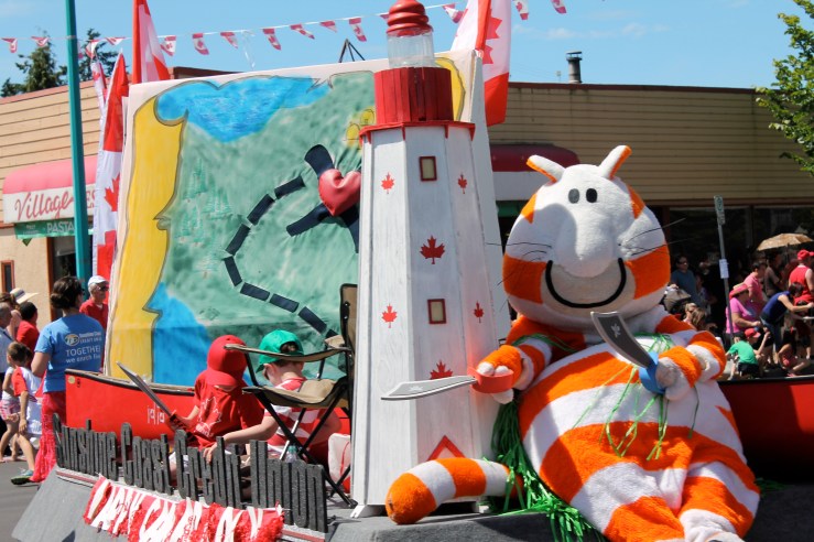 The dog behind us started growling when he saw this float.